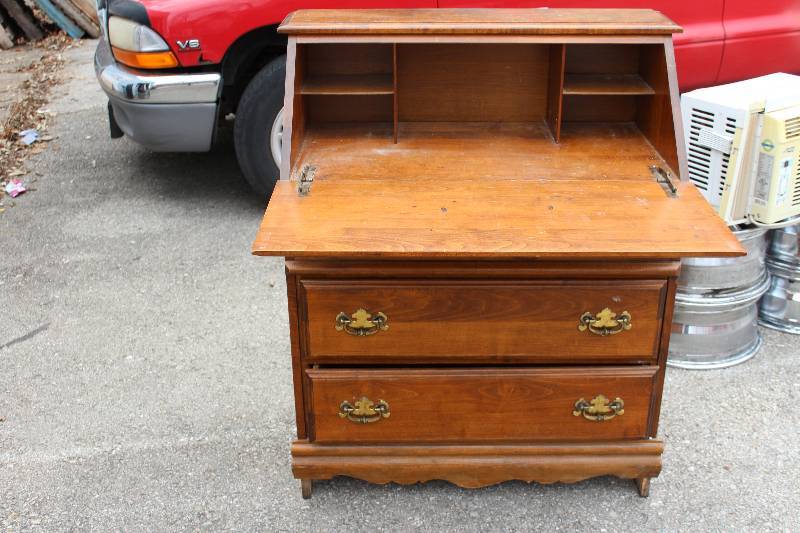 lot 1142 image: Stationary Desk