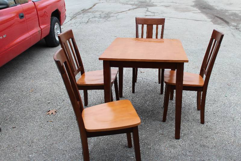 lot 1143 image: 1 Table 4 Chairs