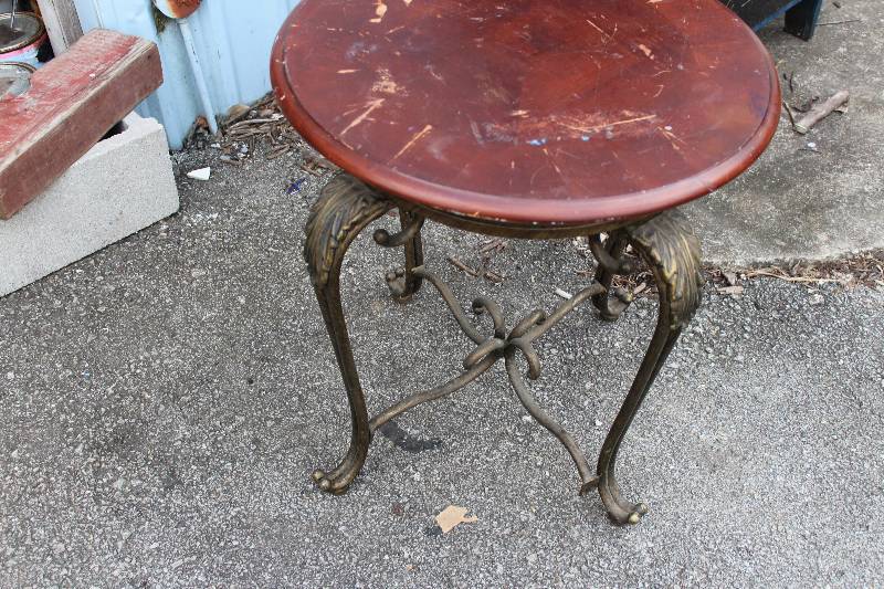 lot 1144 image: Round Table