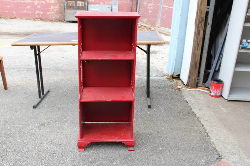 lot 1148 image: Red Wonder Knick Knack Shelf