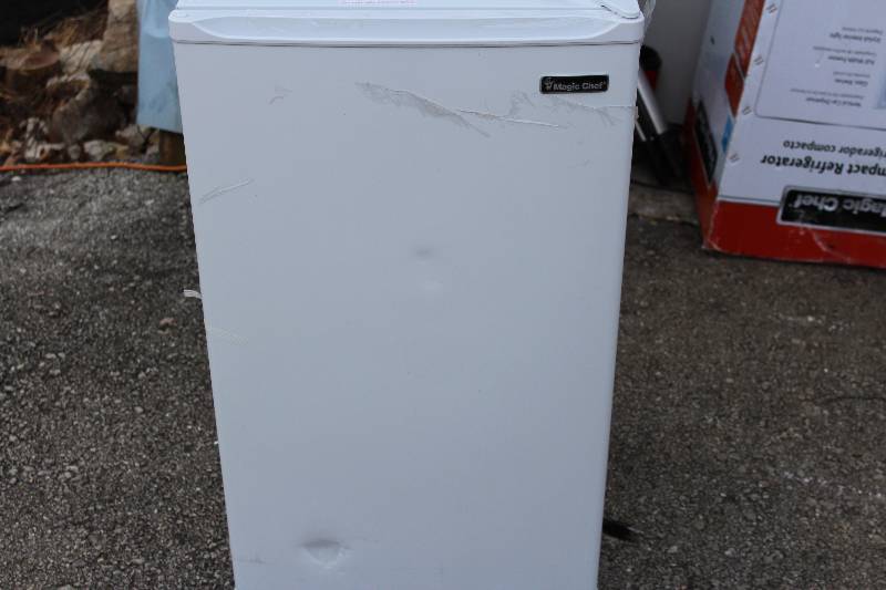 lot 1150 image: Magic Chef 3.5cu ft compact refrigerator-Shipping Damaged
