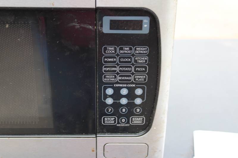 lot 1155 image: Emerson 900W Microwave over