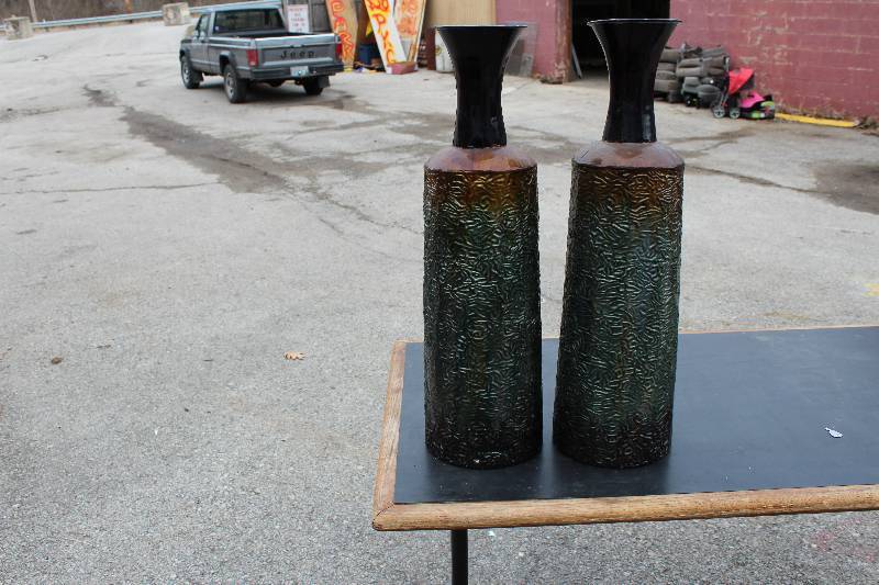 lot 1166 image: Vases