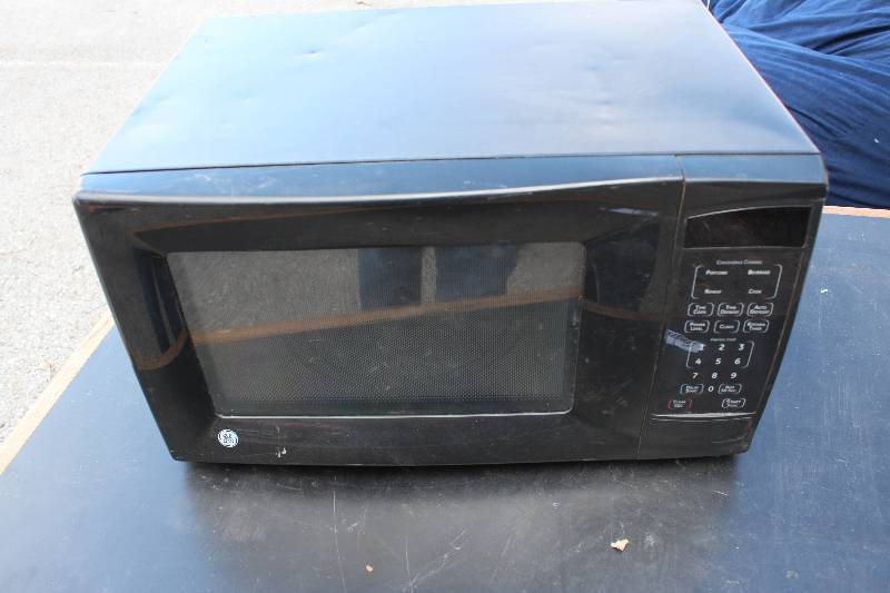 lot 1188 image: Black GE Microwave Used