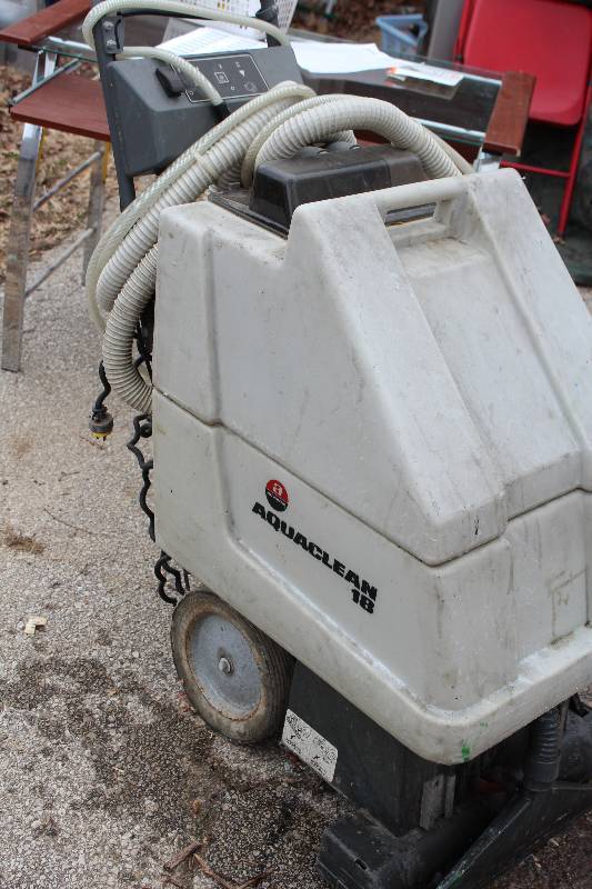 lot 1203 image: Advance Aquaclean 18in