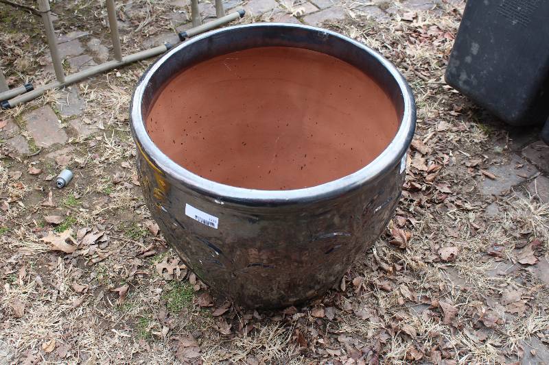 lot 1210 image: Large Flower Pot