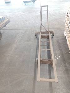 lot 50008 image: 10 TON FLOOR JACK