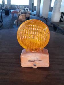 lot 71358 image: CONSTRUCTION SIGNAL BARRICADE YELLOW FLASHING WARNING LIGHT