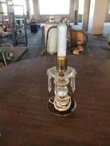 lot 71376 image: VINTAGE CRYSTAL GLASS LAMP