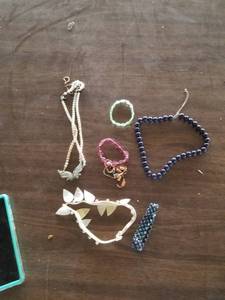 lot 71410 image: LOT OF VINTAGE JEWELRY