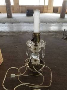 lot 71412 image: VINTAGE CRYSTAL GLASS LAMP