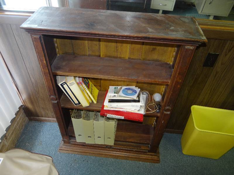 lot 1000 image: 3 Shelf Book Shelf & Contents.