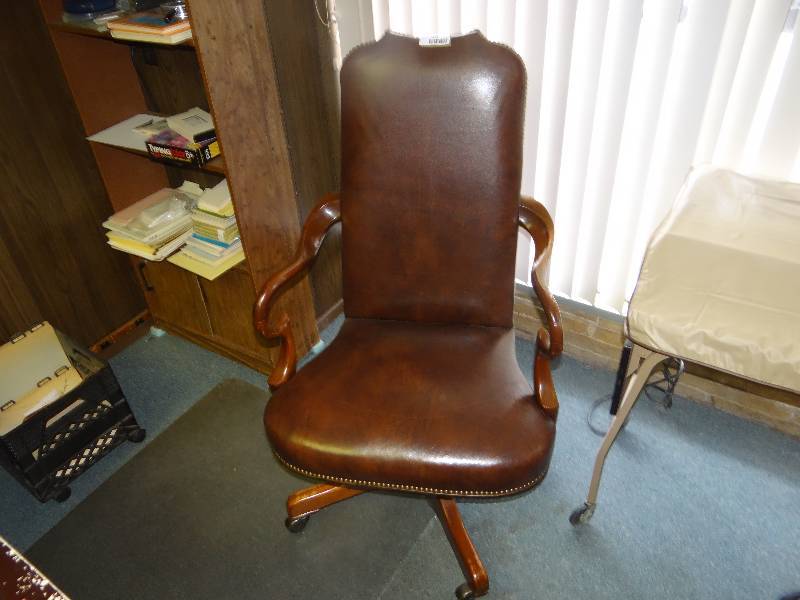 lot 1005 image: Nice Wood & Leather Office Chair.