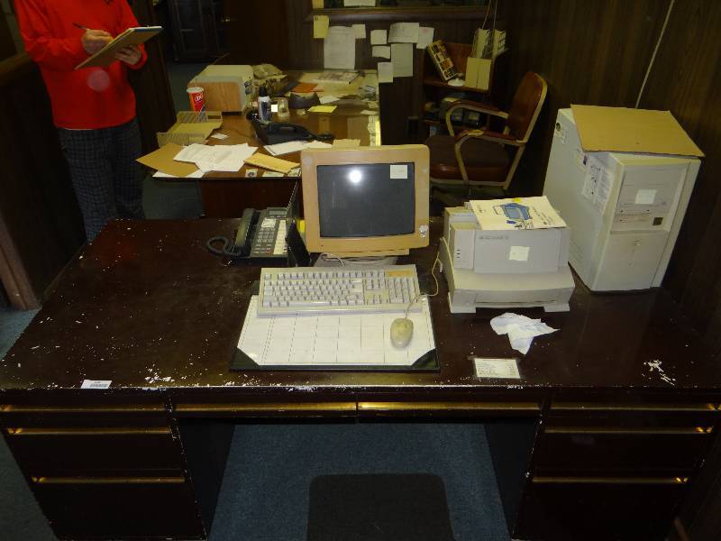 lot 1008 image: Desk, Does Not Come WContents, 8 Drawers.