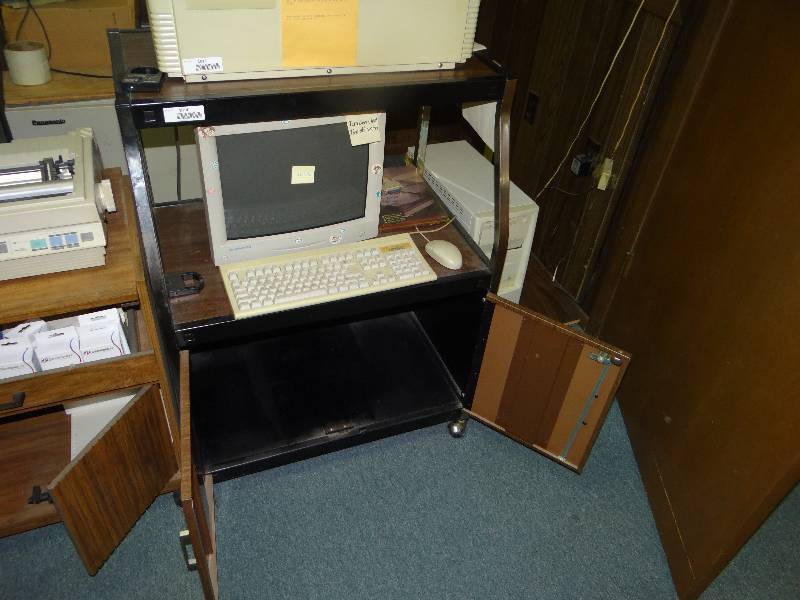 lot 1014 image: Metal Stand On Wheels