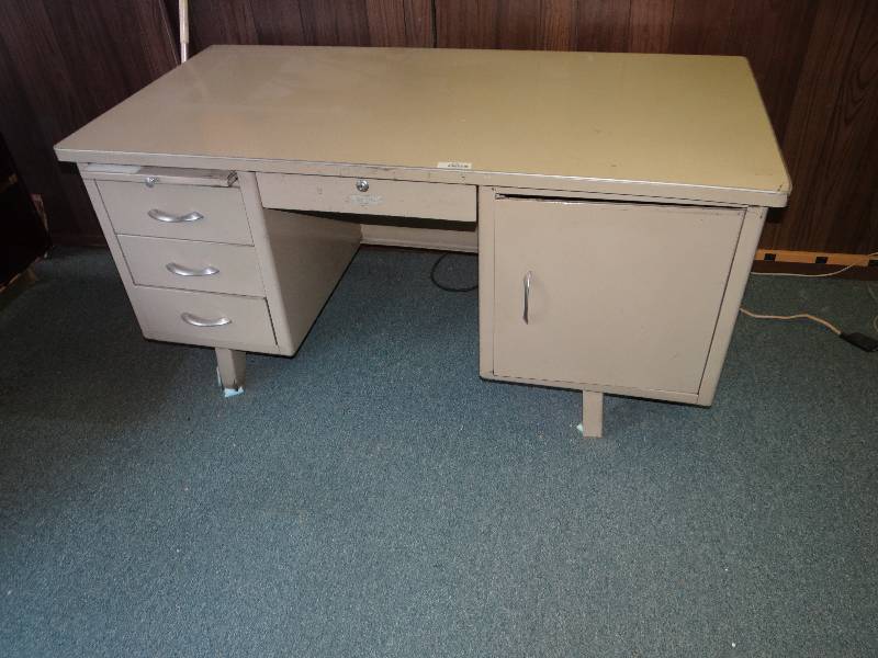 lot 1016 image: Metal Desk 3 Drawers WContents.