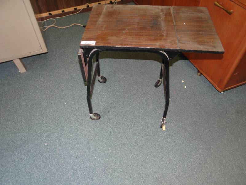 lot 1018 image: Metal Cart On Wheels.