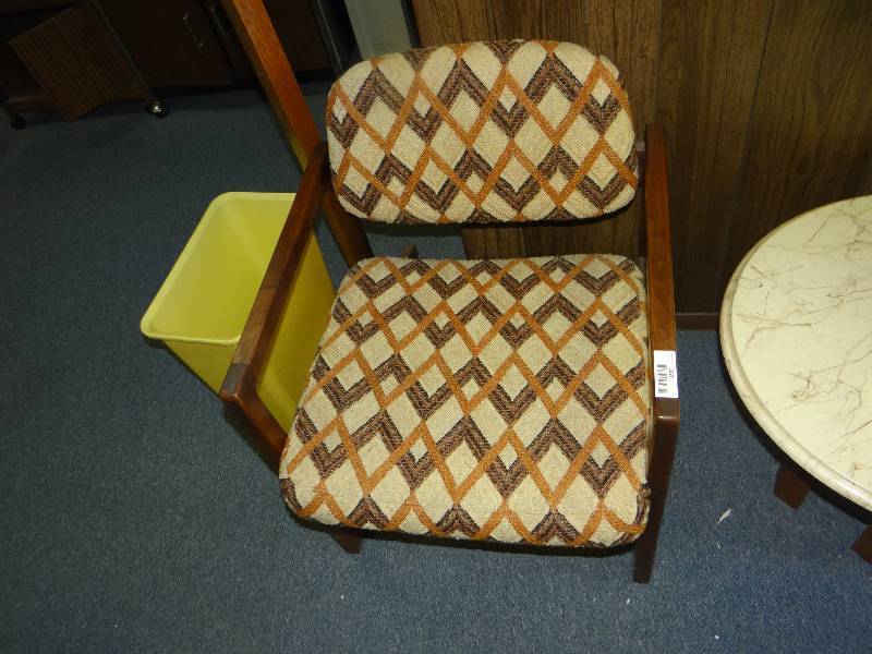 lot 1020 image: Chair Coat Rack & Trash Can.