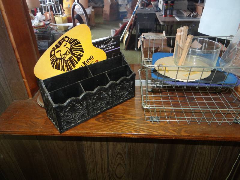 lot 1022 image: Reefe, Mail Holder & Contents.