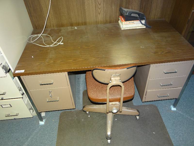 lot 1034 image: Desk WChair & Clock.