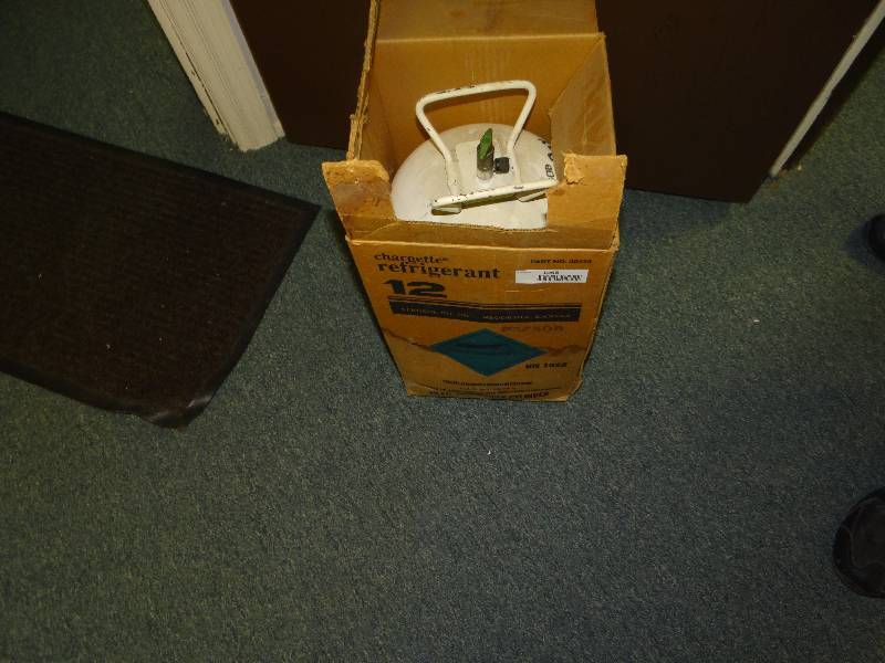 lot 1068 image: 30 LB. Disposable Refrigerant Tank.