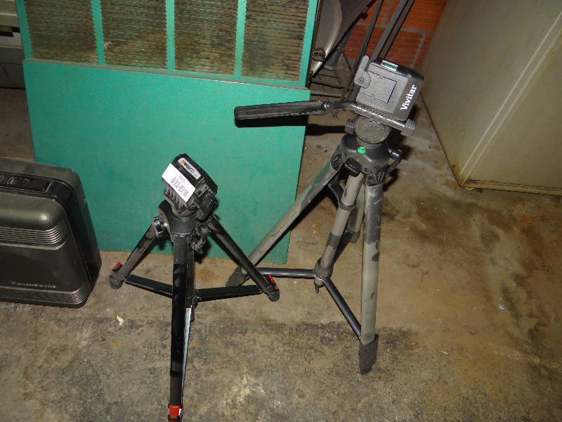 lot 1070 image: 2 Tripods.