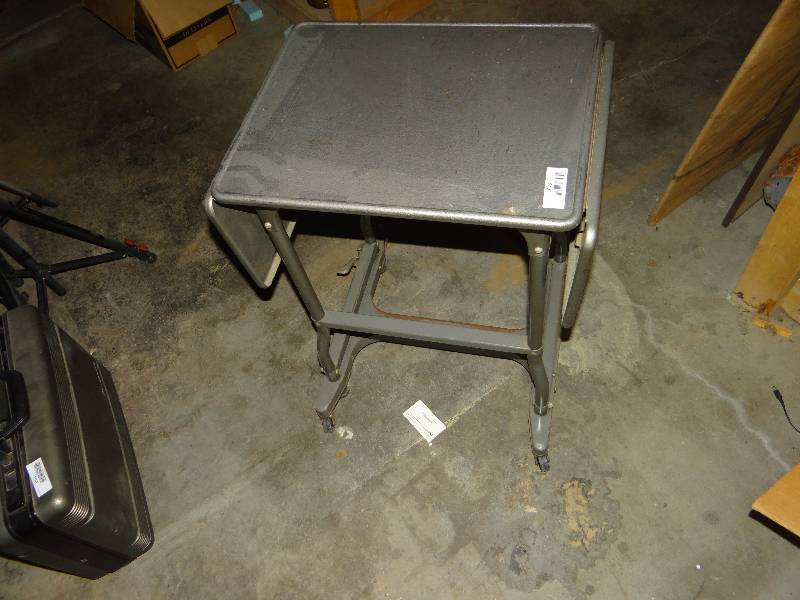 lot 1073 image: Metal Cart On Wheels.