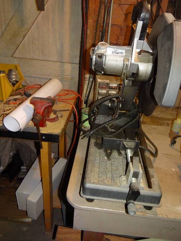 lot 1095 image: Black & Decker Chop Saw.
