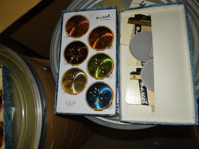 lot 1115 image: Pretty Pocket Mirrors 2 Boxes Of 6.