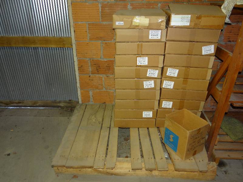 lot 1122 image: 20 Boxes Full Of Magic Focus Flyers Wood ShelfCrate.