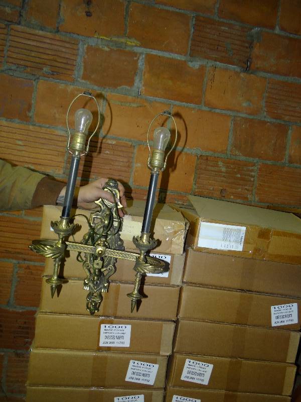 lot 1123 image: Antique Wall Mount Lamp.