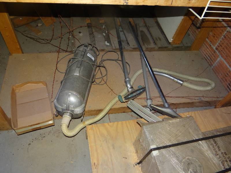 lot 1130 image: Old Vacuum Cleaner Electrolyte.