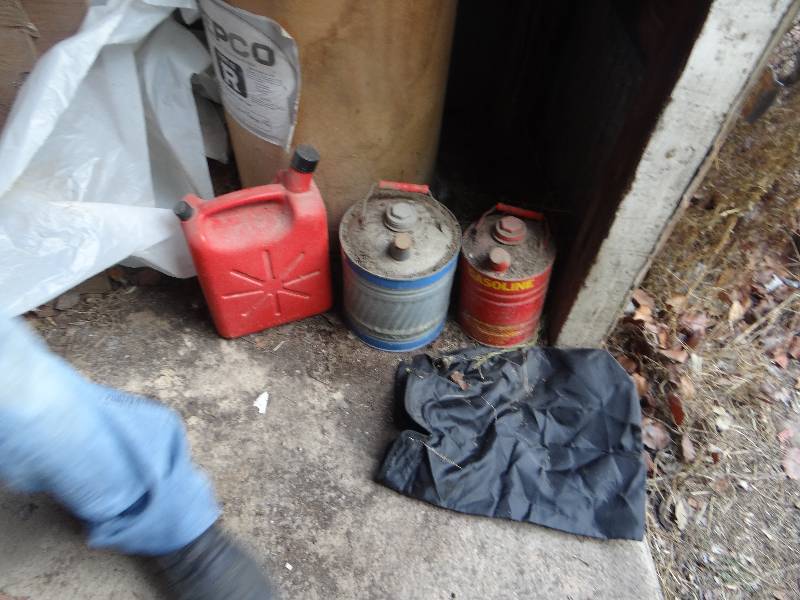 lot 1139 image: Barrel & 3 Gas Cans.