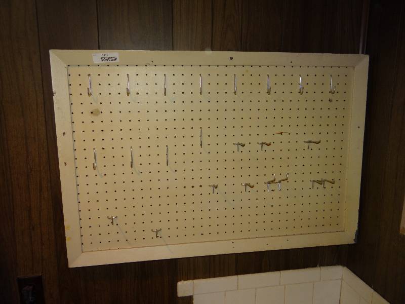 lot 1155 image: Peg Board.