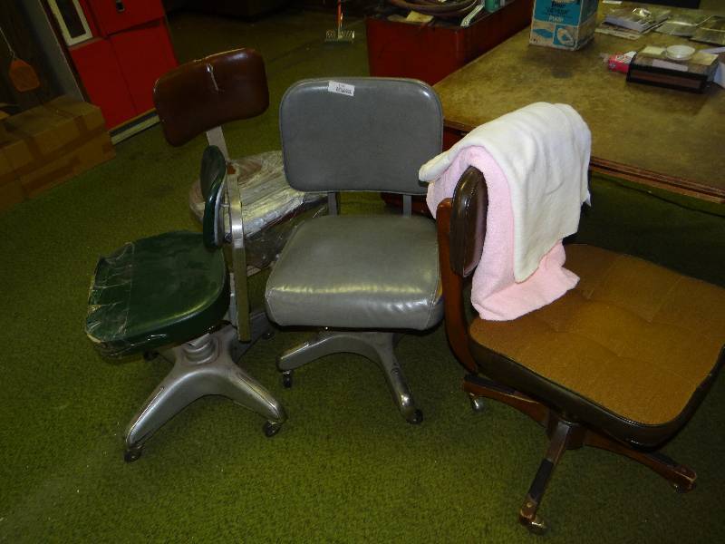 lot 1164 image: 4 Chairs On Wheels.