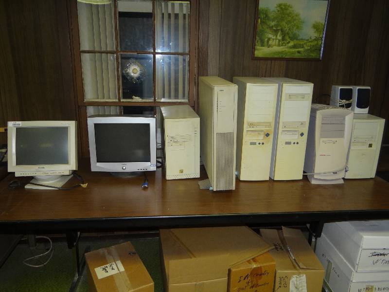 lot 1176 image: Computer Monitors & Towers.