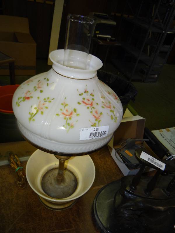 lot 1213 image: Lamp.