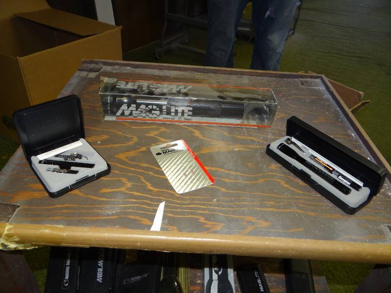 lot 1231 image: 3 Mag Lite & accessories New.