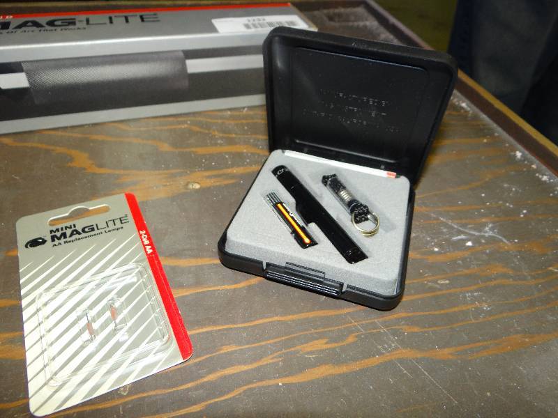 lot 1232 image: 3 Mag Lite & accessories New.