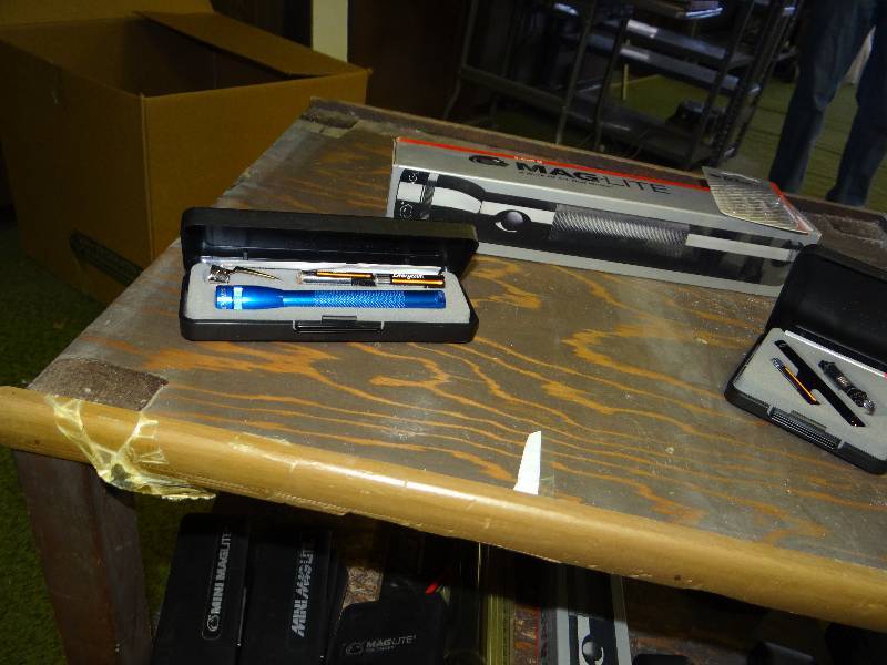 lot 1233 image: 3 Mag Lite & accessories New.