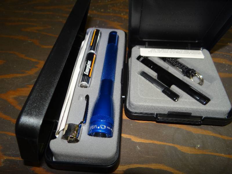 lot 1250 image: 2 New Mag Lite In Case.