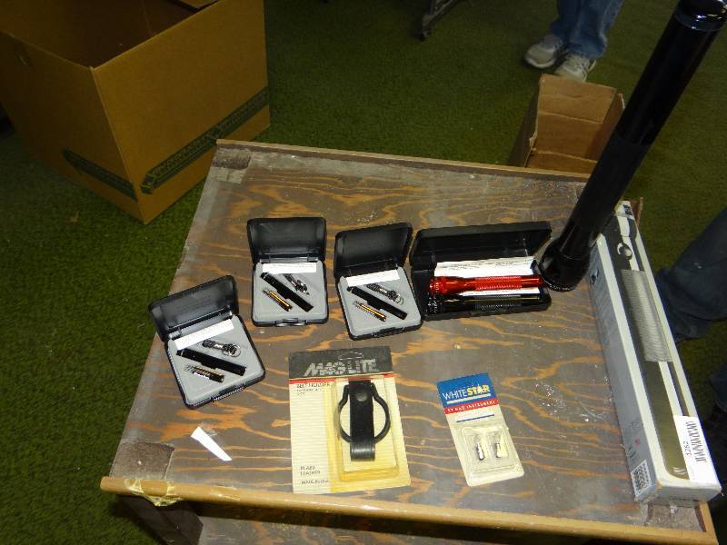 lot 1262 image: 6 Mag Lite WAccessories.
