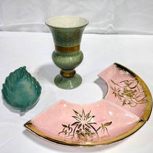 lot 15777 image: Vintage Collectible Pottery Lot (4 Pcs) - Hull Ribbed Green & Gold Vase USA 101, Leaf Serving Dish, & 2 Pink Hoenig of Calif 507 Trays for Lazy Susan