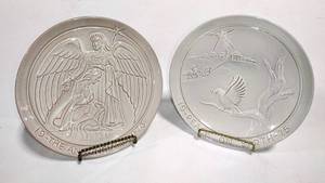 lot 15778 image: 2 Vintage Frankoma Collectors Plates - 1973 The Annunciation and 1975 Peace on Earth - with Stands