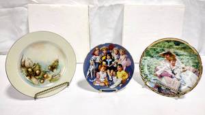 lot 15779 image: Lot of 3 Vintage Collectors Plates with Stands - Details in Description