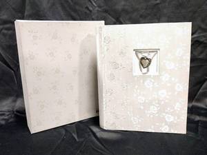 lot 15797 image: NIB - Wedding Photo Album wHeart Dangle, 300 (3x5 or 4x6) Picture Compacity (50 Pgs) 10W x 13H