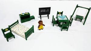 lot 15800 image: Lot of Vintage Sylvania Families (MC Toys) Calico Fritters Miniature Green Furniture & Accessories - Great Condition