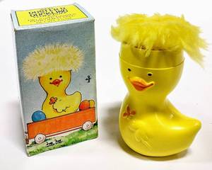 lot 15806 image: Vintage NIB Avon Duster D. Duckling Fluff Puff with Delicate Daisies Perfumed Talc - Highly Sought After