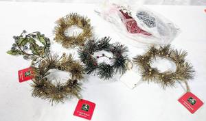 lot 15851 image: Lot of 5 Christmas 3 Wreaths & Decorative Holiday Picks