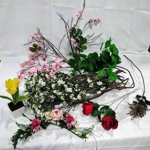 lot 15883 image: Large Lot of Miscellaneous Artificial Flowers